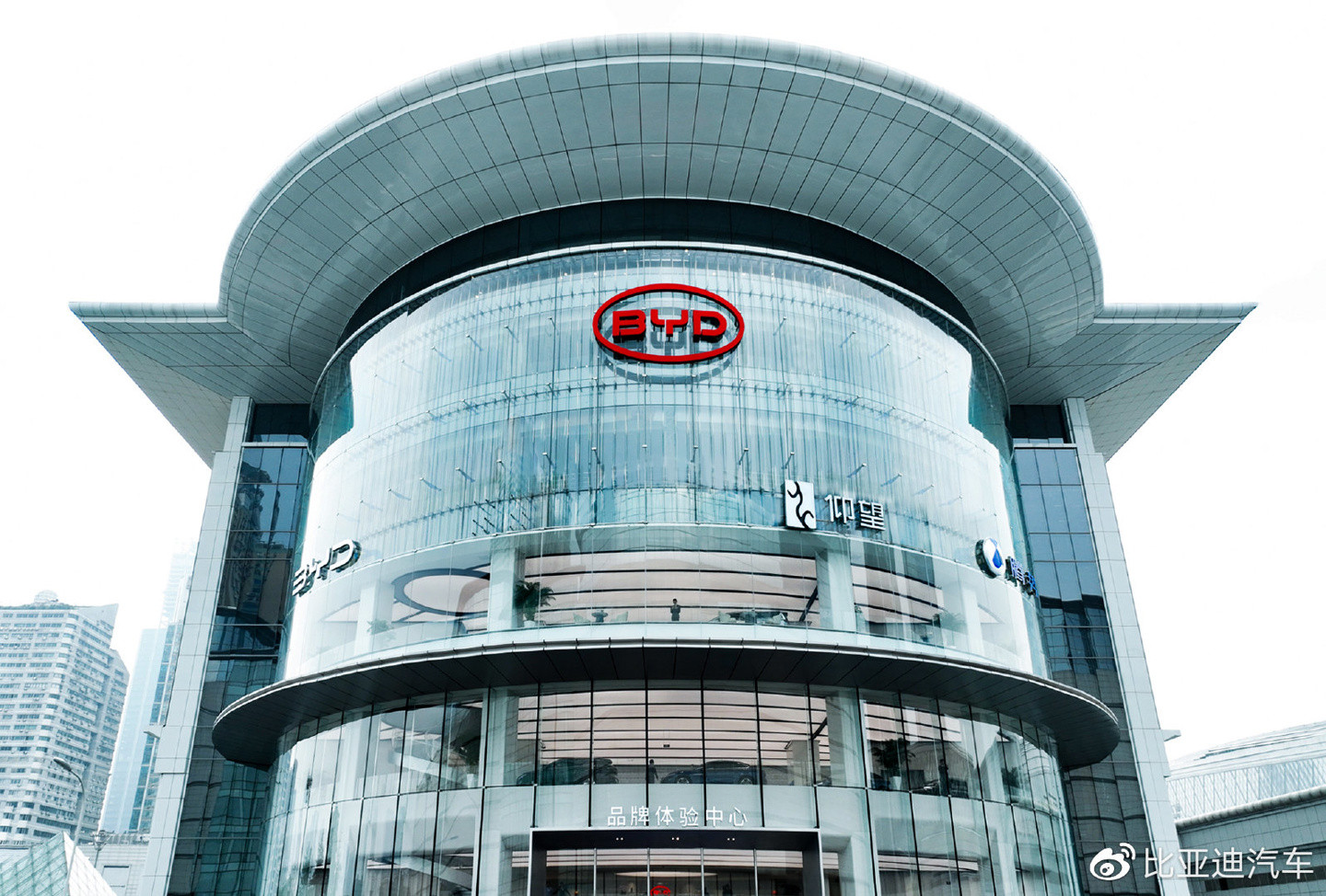 比亚迪首家品牌体验中心开业,位于武汉国际会展中心