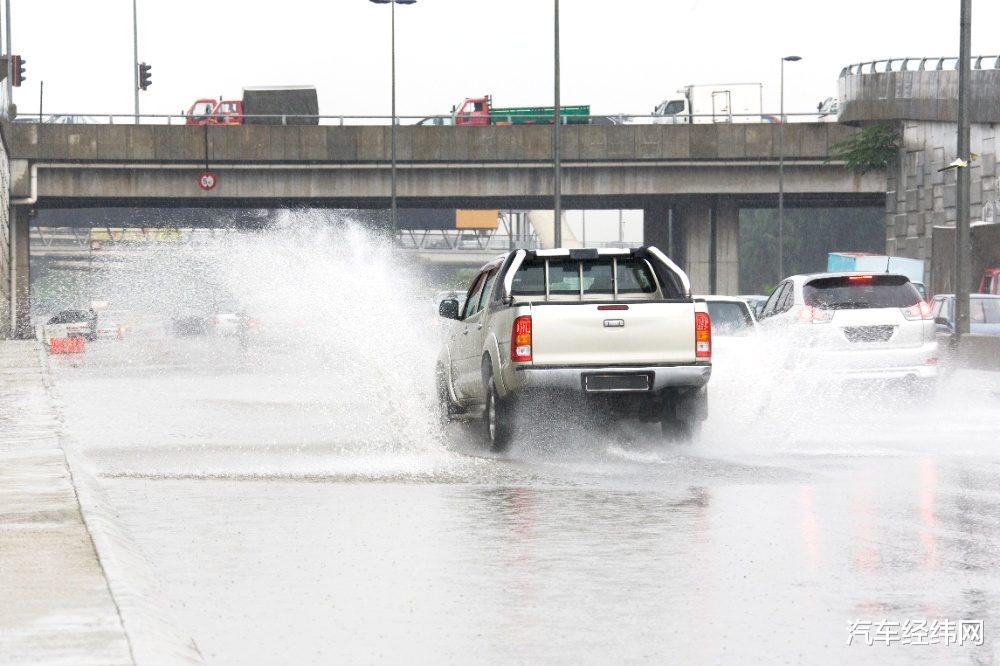 暴雨冲击二手车市场 该怎么“避雷”水泡车?